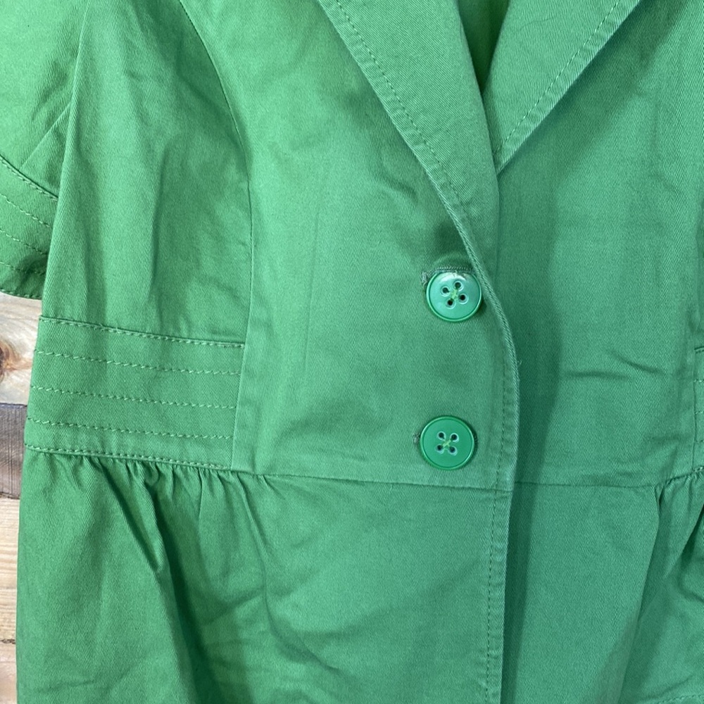 Green short sleeved women’s blazer
